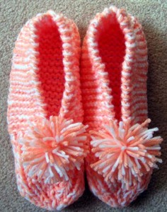 Discuss Crafts - knitted bunny slipper pattern - La Vida Crafty